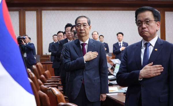 한덕수 대통령 권한대행 국무총리가 14일 정부서울청사에서 열린&nbsp;국무회의에서 국기에 경례하고 있다. 2025.4.14 [대통령실통신사진기자단] 연합뉴스