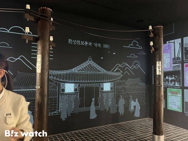 KT가 온마루 '시간의 회랑' 섹션에서 1885년 광화문 일대를 AI로 재현했다./사진=비즈워치 /사진=비즈워치