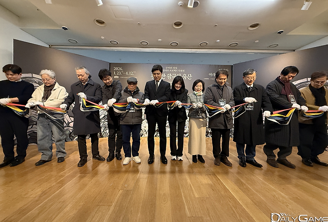 관계자들 및 참여 장인들이 한지 테이프를 끊으며 행사의 개막을 축하했다.