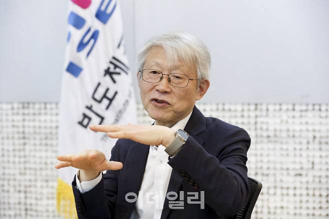 최기영 제9대 반도체공학회장(전 과학기술정보통신부 장관)이 19일 서울 강남구 반도체공학회 사무실에서 이데일리와 인터뷰를 진행하고 있다. (사진=이영훈 기자)
