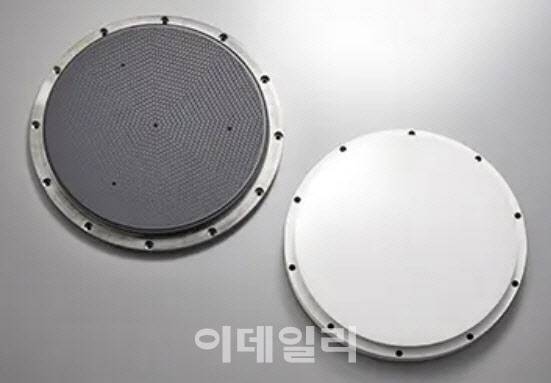 토토의 정전척(ESC·electrostatic chuck) 모습 (사진=토토)