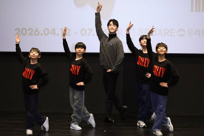 뮤지컬 '빌리 엘리어트'의 성인 빌리 역을 맡은 유니버설발레단 수석무용수 임선우(가운데)와 소년 빌리 역의 조윤우(왼쪽부터), 김우진, 김승주, 박지후가 21일 서울 중구 충무아트센터에서 열린 기자간담회에서 포즈를 취하고 있다. (사진=연합뉴스)