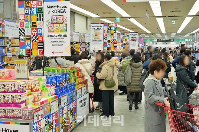 서울역점 K푸드 진열대. 일본인 관광객을 비롯해 외국인 고객들이 다수 방문한 모습으로, 제로젤리·포켓몬 콤부차 등 인기 상품이 전면에 배치돼 있다. (사진=롯데마트)