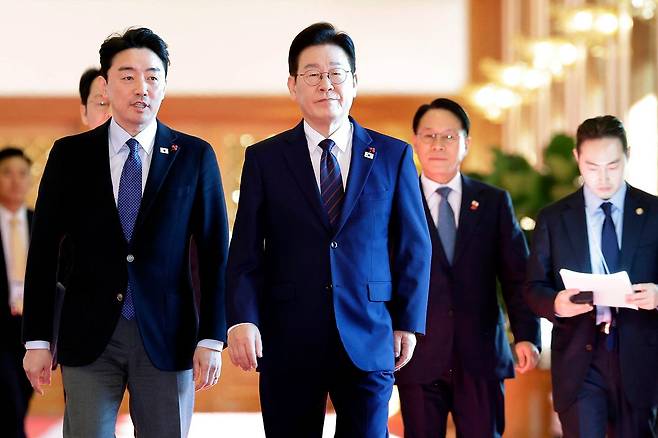 이재명 대통령과 강훈식 비서실장이 22일 청와대에서 열린 수석보좌관회의 참석을 위해 회의실로 향하고 있다. 〈사진=연합뉴스〉