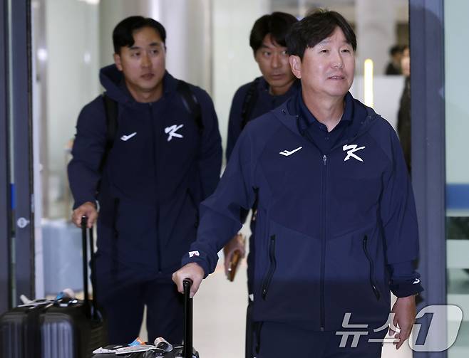 대한민국 야구대표팀 류지현 감독이 사이판 전지훈련을 마치고 21일 오후 인천국제공항을 통해 귀국하고 있다. 2026.1.21/뉴스1 ⓒ News1 박정호 기자