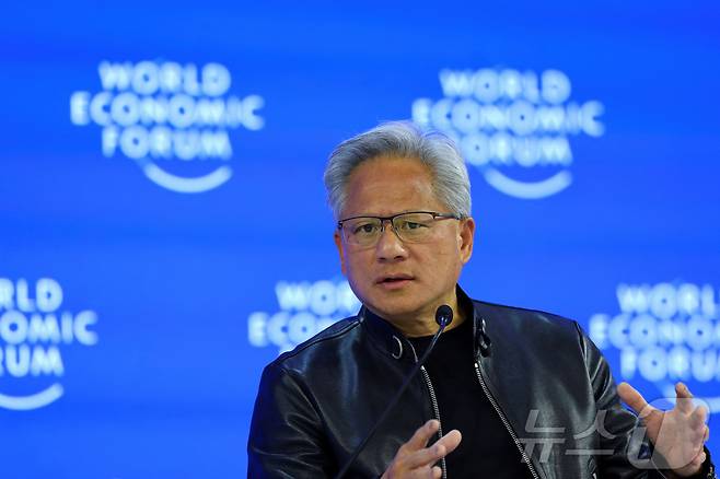 21일(현지 시각) 젠슨 황 엔비디아 CEO가 다보스 포럼에 참석, 연설하고 있다. ⓒ 로이터=뉴스1 ⓒ News1 박형기 기자