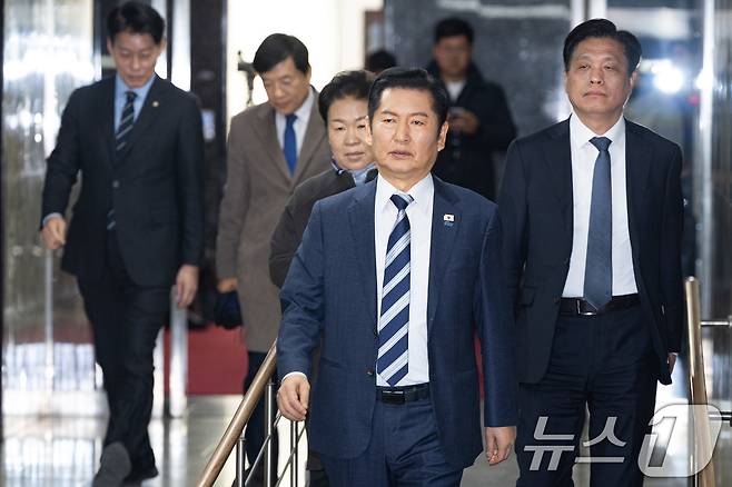 정청래 더불어민주당 대표가 22일 서울 여의도 국회에서 열린 비공개 정책의원총회에 참석하고 있다. 2026.1.22/뉴스1 ⓒ News1 유승관 기자