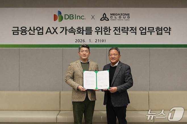 황인철 메가존클라우드 최고매출책임자(왼쪽)와 김성경 DB Inc. 부사장이 기념사진을 찍고 있다.(메가존클라우드 제공)