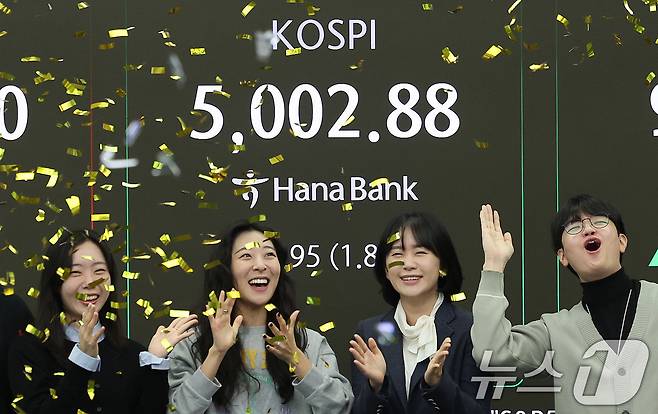 22일 오전 서울 중구 하나은행 본점 딜링룸 현황판에 코스피 지수가 장중 5000p를 넘으며 개장하고 있다. 2026.1.22/뉴스1 ⓒ News1 박지혜 기자