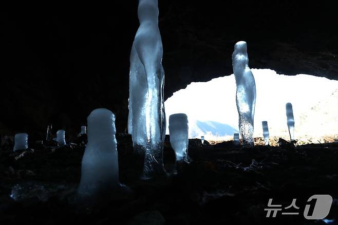 충북 제천시 덕산면 수산리 보덕암 인근 보덕굴 