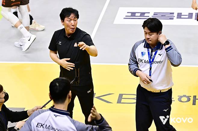 신영철(가운데) 감독. 사진 | 한국배구연맹