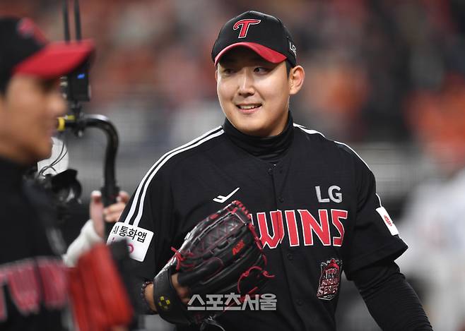 LG 선발투수 손주영이 29일 대전 한화생명볼파크에서 열린 2025 KBO 포스트시즌 한국시리즈 3차전 한화와 경기 4회 투구 후 환하게 웃으며 더그아웃으로 들어오고 있다. 대전 | 최승섭기자 thunder@sportsseoul.com