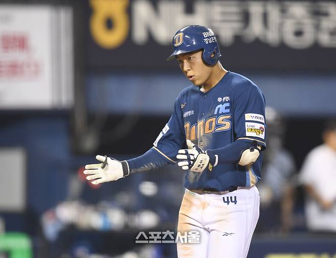 NC 김휘집이 17일 서울 잠실구장에서 열린 2025 KBO리그 LG와 경기 9회초 1사 좌월홈런을 날린 후 홈으로 들어오고 있다. 잠실 | 최승섭기자 thunder@sportsseoul.com