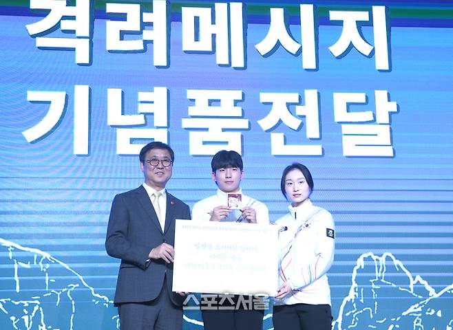 최휘영 문화체육관광부 장관이 22일 서울 송파구 올림픽파크텔에서 열린 2026 밀라노코르티나 동계올림픽 대한민국 선수단 결단식에서 정재원, 최민정에 격려메시지와 기념품을 전달한 후 기념촬영을 하고 있다. 상암 | 최승섭기자 thunder@sportsseoul.com