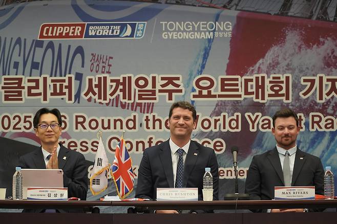 22일 서울 한국프레스센터에서 열린 ‘2025-26 클리퍼 세계일주 요트대회’ 기자회견이 열렸다. 좌측부터 김상원 경남도 관광개발국장, 크리스 러쉬턴 클리퍼 벤처스 대표이사, 맥스 리버스(Max Rivers) 부감독. 사진ㅣ경상남도 요트협회