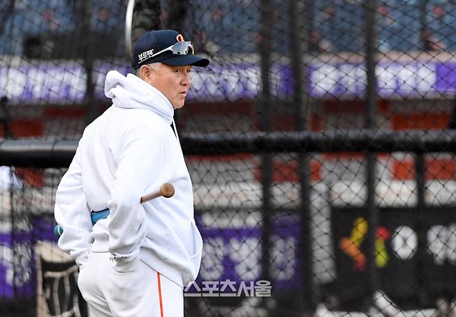 한화 김경문 감독이 31일 대전 한화생명볼파크에서 열린 2025 KBO리그 LG와 한국시리즈 5차전에 앞서 선수들의 훈련을 지켜보고 있다. 대전 | 박진업 기자 upandup@sportsseoul.com