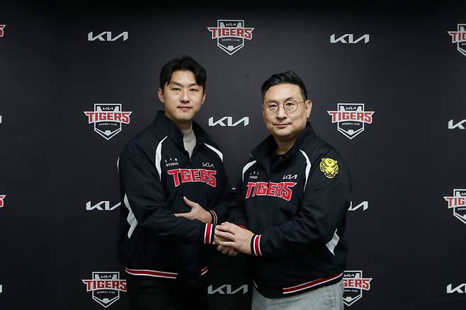 KIA 타이거즈로 돌아온 홍건희(왼쪽)와 심재학 단장. 사진제공=KIA 타이거즈
