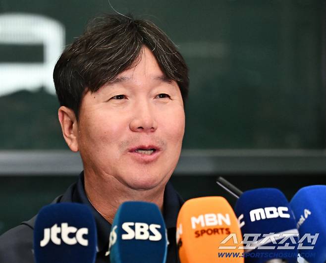 21일 오후 야구대표팀 선수들이 인천공항 제1터미널을 통해 귀국했다. 입국장에서 인터뷰에 응하고 있는 류지현 감독. 인천공항=송정헌 기자songs@sportschosun.com/2026.01.21/