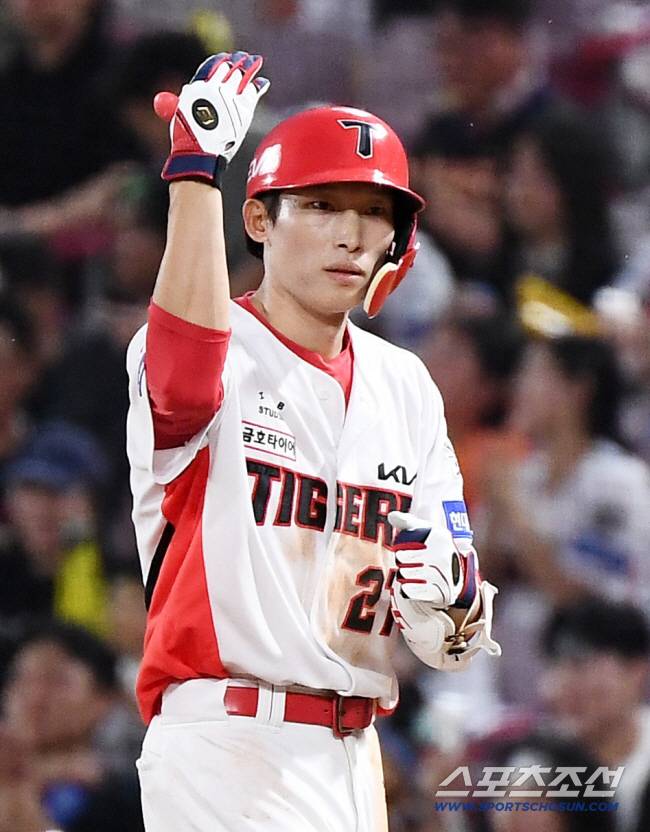 4일 광주 기아 챔피언스필드에서 열린 롯데-KIA전. 5회말 무사 김호령이 안타를 친 후 기뻐하고 있다. 광주=정재근 기자 cjg@sportschosun.com/2025.7.4/