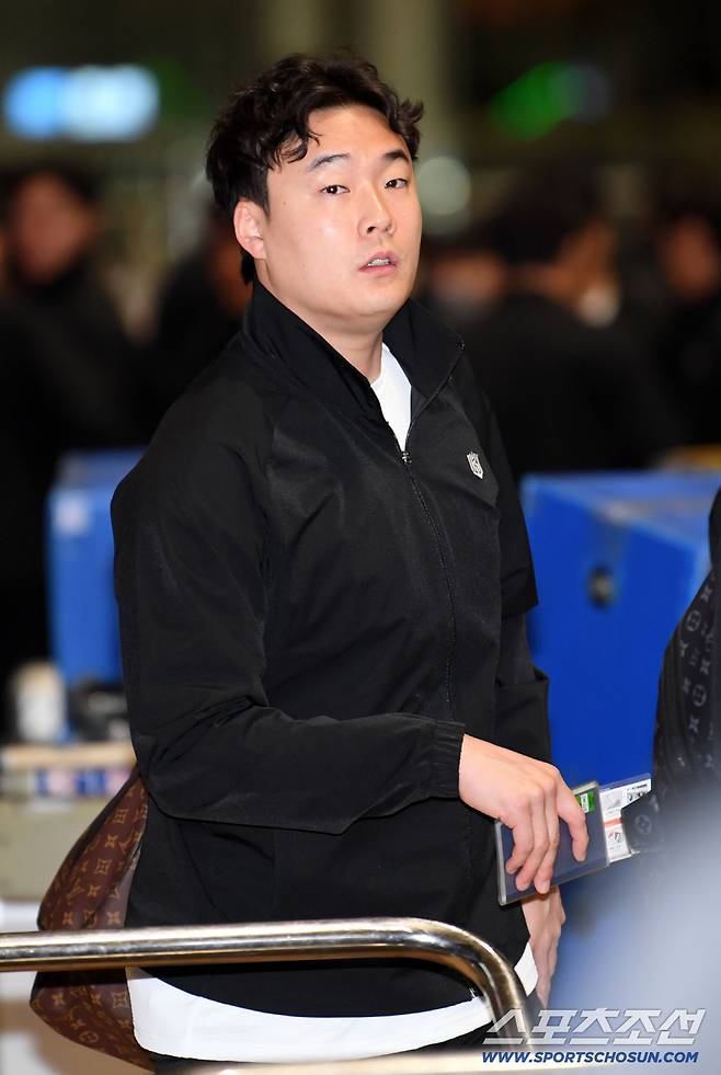 KT 위즈 선수단이 21일 인천국제공항을 통해 스프링캠프가 열리는 호주로 출국했다. 한승혁이 출국장으로 향하고 있다. 인천공항=박재만 기자 pjm@sportschosun.com/2026.01.21/