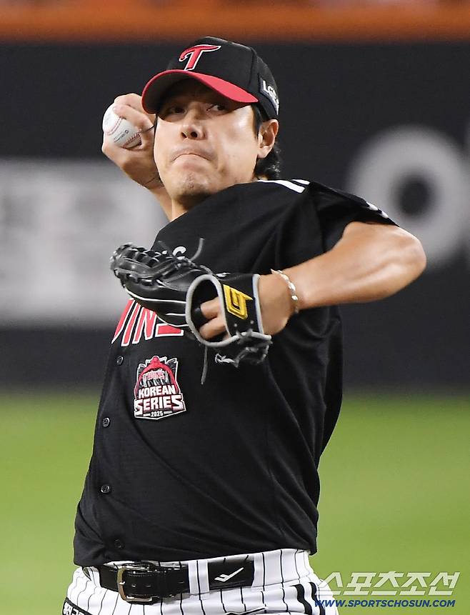 31일 대전 한화생명볼파크에서 열린 LG와 한화의 한국시리즈 5차전. 8회말 등판한 김진성이 투구하고 있다. 대전=정재근 기자 cjg@sportschosun.com/2025.10.31/