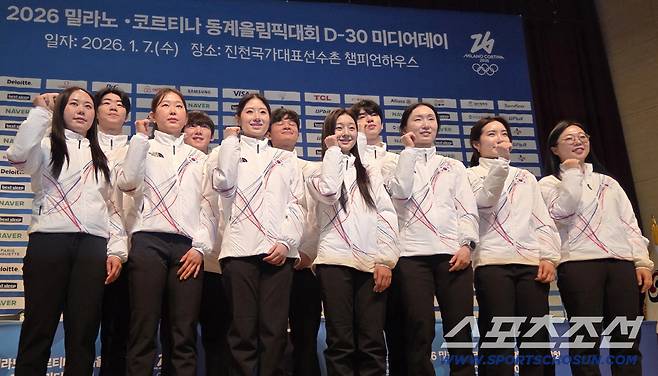 7일 오후 진천선수촌에서 2026밀라노-코르티나 동계올림픽 D-30 미디어데이 행사가 열렸다. 포즈를 취하고 있는 미디어데이 참석 대표 선수들. 진천=송정헌 기자songs@sportschosun.com/2026.01.07/