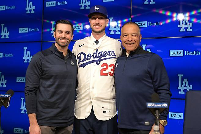 Jan 21, 2026; Los Angeles, CA, USA;  Los Angeles Dodgers general manager Brandon Gomes and manager Dave Roberts (30) stand with newly signed right fielder Kyle Tucker (23) at Dodger Stadium. Mandatory Credit: Jayne Kamin-Oncea-Imagn Images

<저작권자(c) 연합뉴스, 무단 전재-재배포, AI 학습 및 활용 금지>