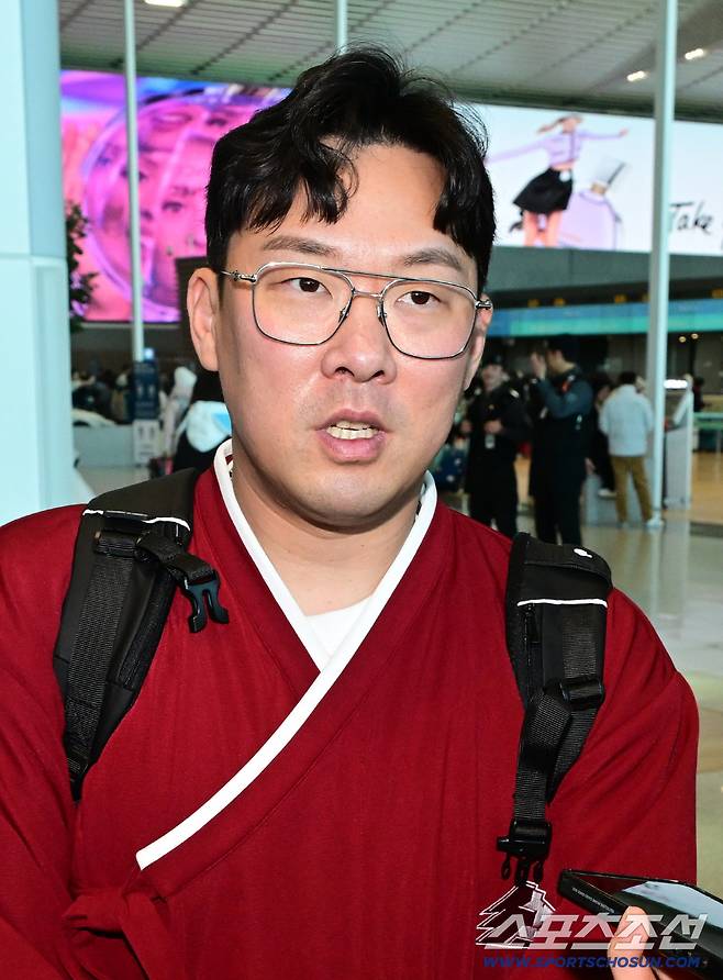 22일 키움 히어로즈 선수단이 인천공항 제2터미널을 통해 전지훈련을 위해 출국했다. 출국에 앞서 인터뷰하고 있는 안치홍. 인천공항=송정헌 기자songs@sportschosun.com/2026.01.22/