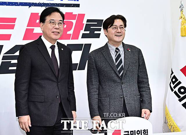 송언석 국민의힘 원내대표가 22일 오후 서울 여의도 국회에서 홍익표 청와대 정무수석을 접견하며 기념사진 촬영을 하고 있다. /국회=배정한 기자