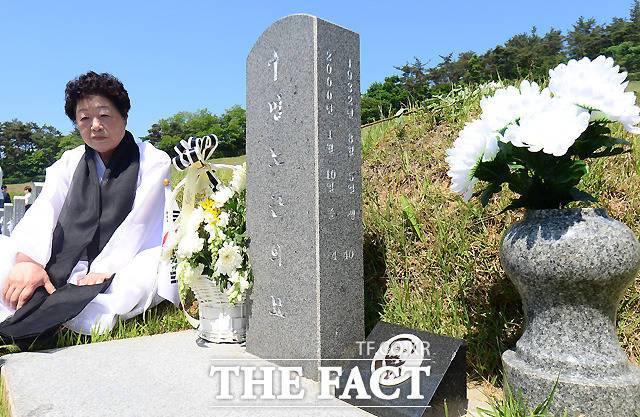 사진은 36주년 5·18민주화운동 기념식이 거행된 광주광역시 북구 운정동 5·18민주묘지에서 유가족들이 묘비를 찾은 모습. /광주=이새롬 기자