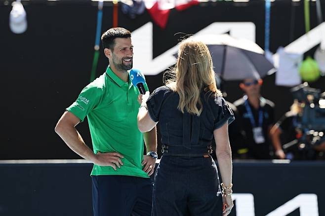 경기 후 온코트 인터뷰 중인 조코비치