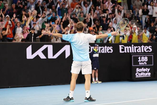 승리를 확정 짓고 관중들과 함께 환호하는 바브린카