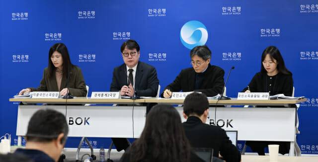 22일 서울 중구 한국은행에서 2025년 4분기 및 연간 경제성장률 속보치 발표가 진행됐다. (사진 왼쪽에서 두 번째) 이동원 경제통계2국장이 발언하고 있다.(사진=한국은행)