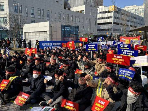 13일 정부세종청사 앞에서 한국지열협회 등 관련 업계가 공기열 히트펌프의 재생에너지 포함에 반대하는 시위를 벌이고 있다. 2026.1.13. 대한기계설비건설협회