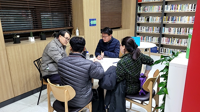 민원인들이 야간 세무상담을 받고 있다. 중구 제공.