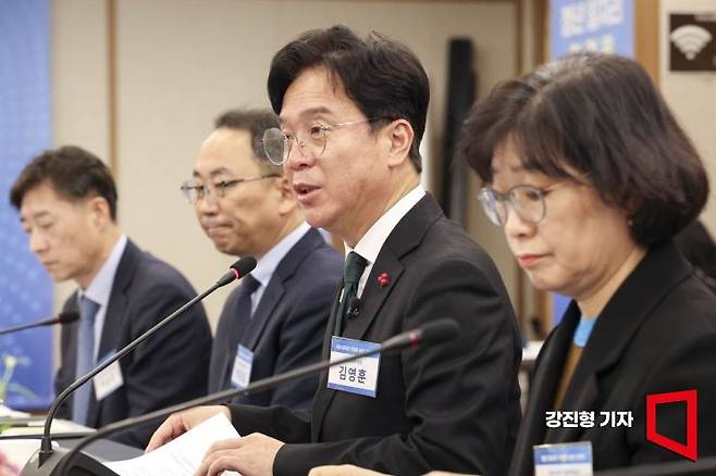 김영훈 고용노동부 장관이 지난달 서울 중구 프레스센터에서 열린 행사에 참석해 발언하는 모습.