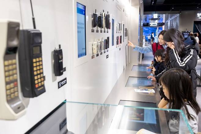 관람객들이 KT의 체험형 전시 공간 '온마루'의 시간의 회랑을 관람하고 있다. KT 제공