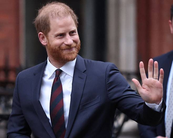 해리 왕자가 법원을 떠나며 인사하고 있다. /로이터 연합뉴스