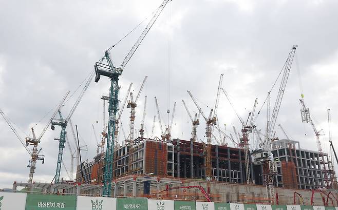 경기도 용인시 처인구 원삼면 용인반도체클러스터 일반산업단지 공사현장에서 분주하게 공사가 진행되고 있다. /뉴스1