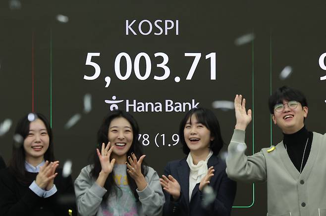 22일 오전 서울 중구 하나은행 본점 딜링룸 현황판에 코스피 지수가 장중 5000포인트를 넘으며 개장하고 있다. /뉴스1