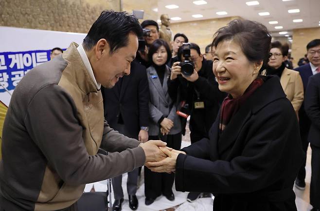 박근혜 전 대통령이 22일 서울 여의도 국회 로텐더홀에서 통일교게이트·더불어민주당공천뇌물 ‘쌍특검’ 수용을 요구하며 8일째 단식 중인 장동혁 국민의힘 대표를 찾아 대화하고 있다. 2026.01.22. 뉴시스