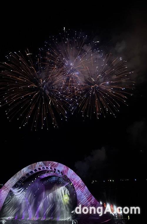 베트남 푸꾸옥 남서부에서는 매일 오후 9시부터 ‘키스 오브 더 씨(Kiss of The Sea)’ 공연이 펼쳐진다. 1000㎡ 해상 스크린에 5000석 규모로 진행되는 베트남 최대 규모 공연이다. 빛과 불, 물, 음악, 3D매핑, 불꽃놀이까지 다양한 효과를 바탕으로 푸꾸옥 소년과 우주 소녀의 사랑 이야기를 전한다. 윤우열 기자 cloudancer@donga.com