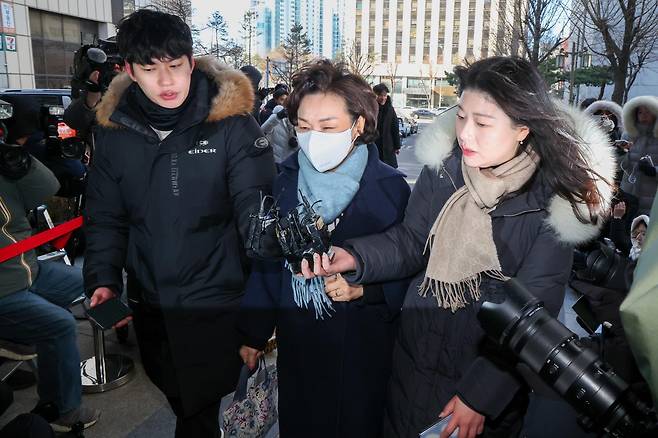 김병기 무소속 의원의 배우자 이 모 씨가 22일 오후 마포구 서울경찰청 공공범죄수사대에 출석하고 있다. 2026.1.22./뉴스1