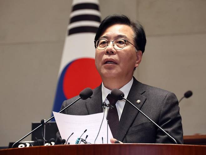 송언석 국민의힘 원내대표가 22일 오후 서울 여의도 국회에서 열린 의원총회에서 발언을 하고 있다. 뉴시스