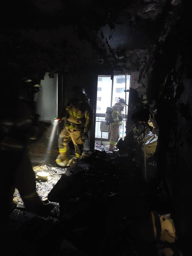 전남 광양소방서 소방관들이 19일 오후 아파트 5층 화재 현장을 살펴보고 있다. 전남소방본부 제공.