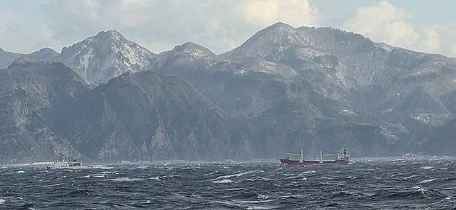 우리 해양 경찰은 이달 12일 울릉도 해역을 항해하다가 엔진 고장으로 조종 불능 상태에 빠진 러시아 선박에 대한 구조 활동을 벌였다. 동해지방해양경찰청 제공