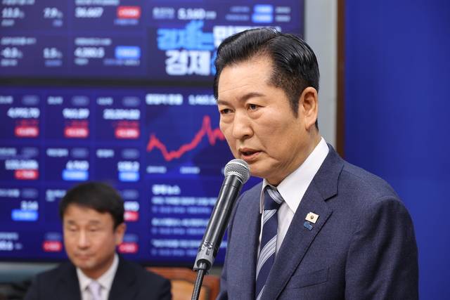 정청래(오른쪽) 더불어민주당 대표가 22일 국회에서 긴급 기자회견을 열고 조국혁신당과의 합당을 제안하고 있다. [연합뉴스]