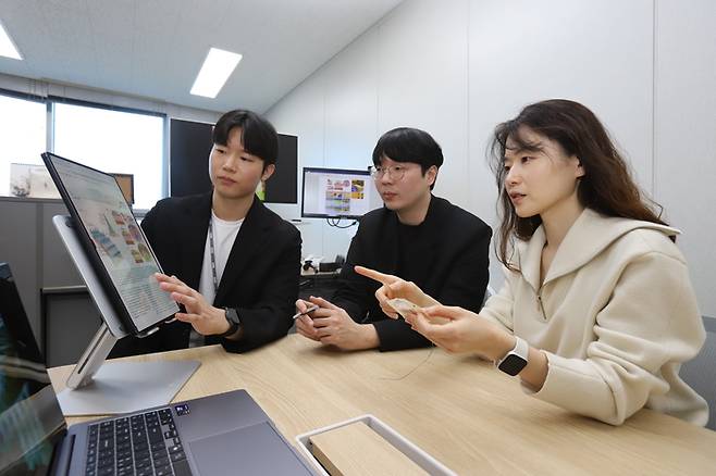 전소희 기계연 책임연구원(오른쪽)이 마이크로 니들 샘플을 보며 연구팀과 논의하고 있다.