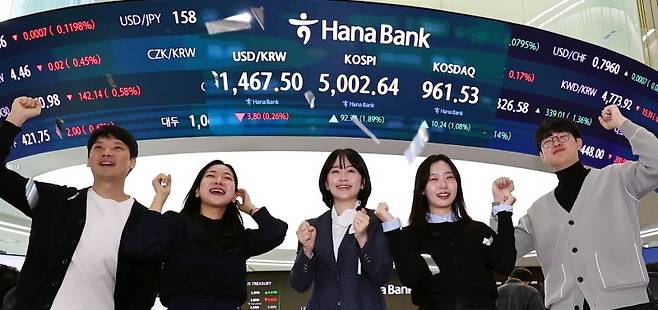 코스피 5000 시대가 열린 22일 오전 서울 중구 하나은행 딜링룸에서 관계자들이 코스피 5000 돌파를 축하하고 있다. 사진=뉴시스