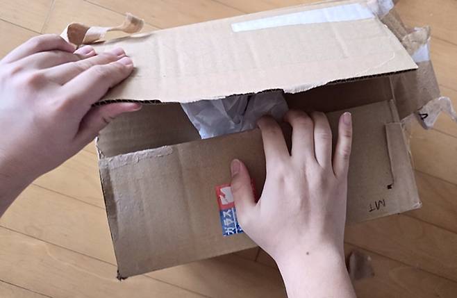 안전하게 배송된 국제소포를 열어보고 있다.